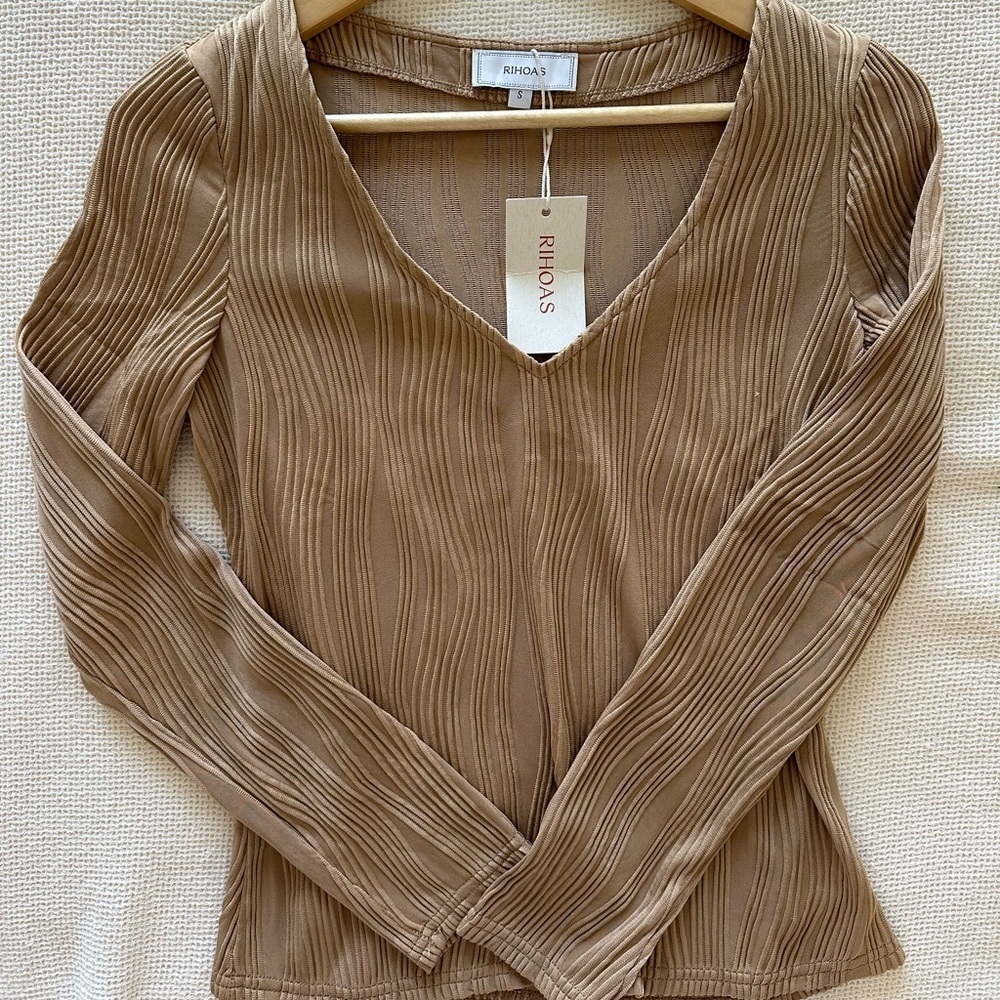 RIHOAS NWT Ribbed Textured‎ V-Neck Brown Coquette Long Sleeve